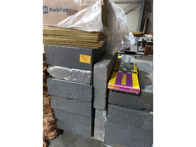 Lot 18 - isolatieblokken en plafondpanelen - afbeelding 1 van  4