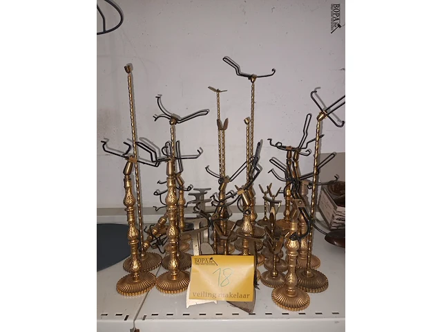 Lot 18 - juwelen statieven. 37 stuks - afbeelding 1 van  3