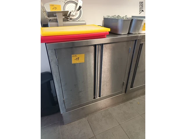 Lot 18 - kast in rvs - afbeelding 1 van  3