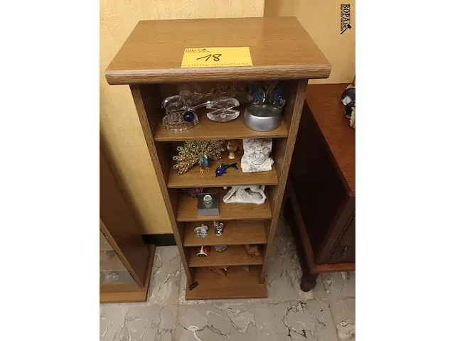 Lot 18 - kastje met decoratie - afbeelding 1 van  5