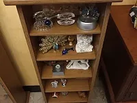 Lot 18 - kastje met decoratie - afbeelding 1 van  5