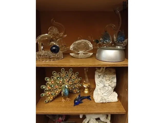 Lot 18 - kastje met decoratie - afbeelding 2 van  5