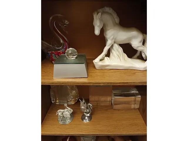 Lot 18 - kastje met decoratie - afbeelding 3 van  5