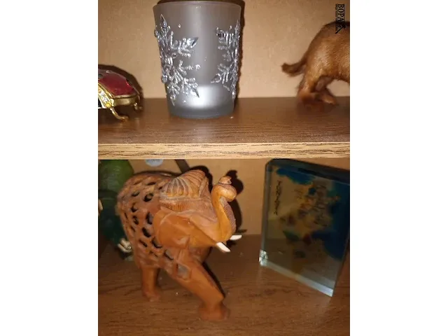 Lot 18 - kastje met decoratie - afbeelding 4 van  5
