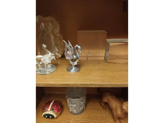 Lot 18 - kastje met decoratie - afbeelding 5 van  5