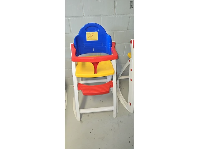 Lot 18 - kinderstoel in gekleurde kunststof - afbeelding 1 van  2