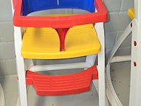 Lot 18 - kinderstoel in gekleurde kunststof - afbeelding 1 van  2