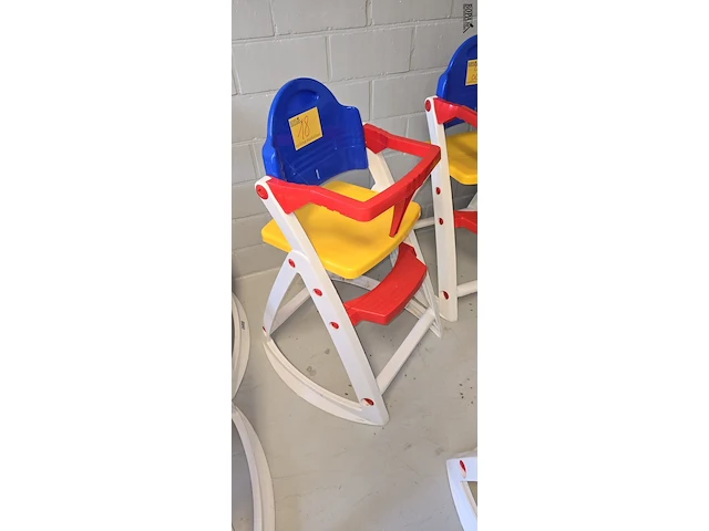 Lot 18 - kinderstoel in gekleurde kunststof - afbeelding 2 van  2