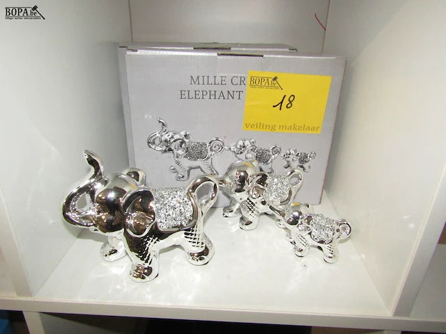 Lot 18 - kristallen olifanten setjes - 2 doosjes - afbeelding 1 van  2