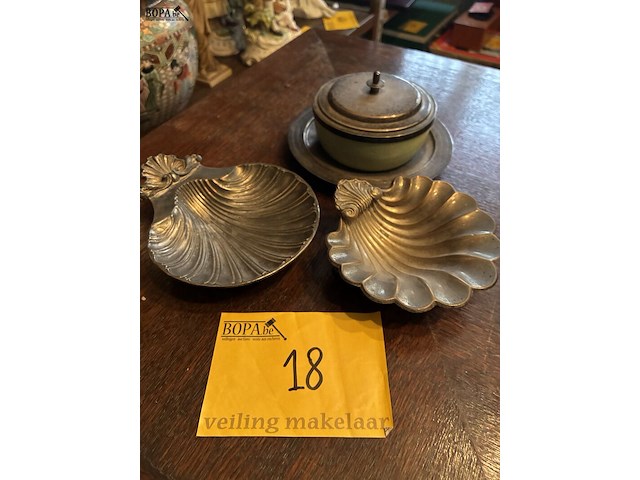 Lot 18 - lot verzilverde voorwerpen, potje met deksel, 4 stuks - afbeelding 1 van  4