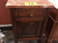 Lot 18 - nachtkastje met marmeren blad - afbeelding 1 van  4