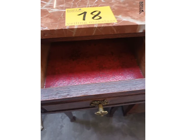 Lot 18 - nachtkastje met marmeren blad - afbeelding 3 van  4