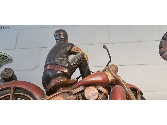 Lot 18 - prachtig houten beeld van man op moto - afbeelding 6 van  6