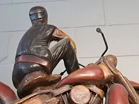 Lot 18 - prachtig houten beeld van man op moto - afbeelding 6 van  6