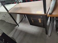 Lot 18 - rechthoekig bureel met laden - afbeelding 1 van  3