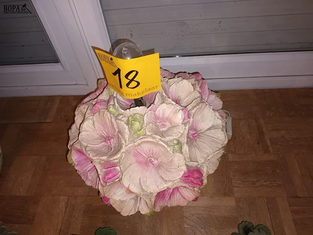 Lot 18 - tafellamp bloemen - afbeelding 4 van  4