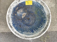 Lot 18 - vintage beton schaal - afbeelding 4 van  5
