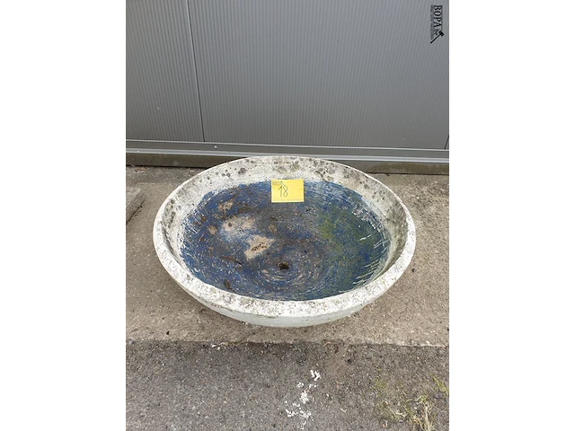Lot 18 - vintage beton schaal - afbeelding 5 van  5