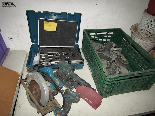 Lot 18 - werkmateriaal en zwenkwielen - afbeelding 1 van  2