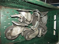 Lot 18 - werkmateriaal en zwenkwielen - afbeelding 2 van  2