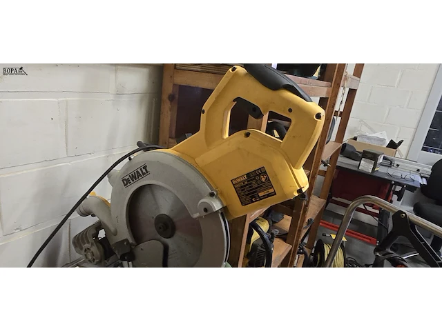 Lot 180 - afkortzaag dewalt dws 778 - afbeelding 3 van  4