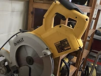 Lot 180 - afkortzaag dewalt dws 778 - afbeelding 3 van  4