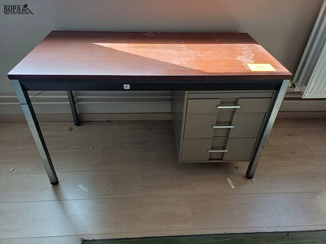 Lot 180 - bureau met lades - afbeelding 1 van  3