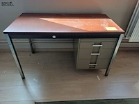 Lot 180 - bureau met lades - afbeelding 1 van  3