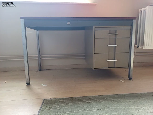 Lot 180 - bureau met lades - afbeelding 2 van  3