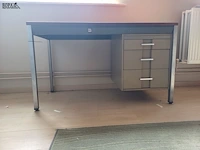 Lot 180 - bureau met lades - afbeelding 2 van  3