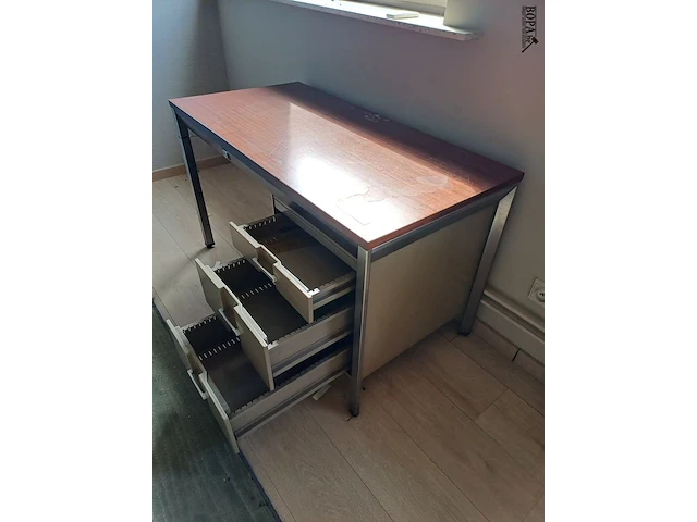 Lot 180 - bureau met lades - afbeelding 3 van  3