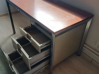 Lot 180 - bureau met lades - afbeelding 3 van  3