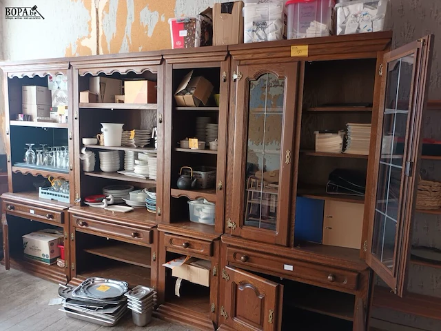 Lot 180 - houten wandkast - afbeelding 1 van  4