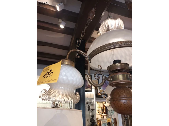 Lot 180 - luster met glazen kappen - afbeelding 3 van  4