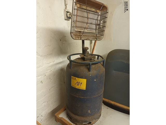 Lot 181 - gasverwarming met gasfles. 2 stuks - afbeelding 1 van  2