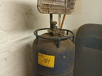 Lot 181 - gasverwarming met gasfles. 2 stuks - afbeelding 1 van  2