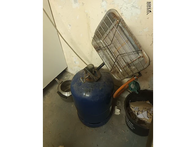 Lot 181 - gasverwarming met gasfles. 2 stuks - afbeelding 2 van  2