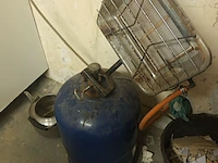 Lot 181 - gasverwarming met gasfles. 2 stuks - afbeelding 2 van  2