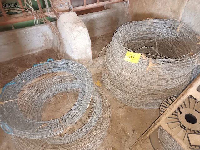 Lot 181 - restrollen prikkeldraad - afbeelding 1 van  4