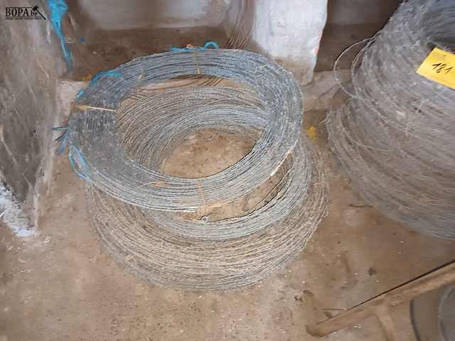 Lot 181 - restrollen prikkeldraad - afbeelding 2 van  4