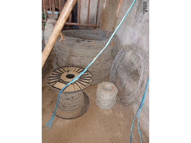 Lot 181 - restrollen prikkeldraad - afbeelding 4 van  4