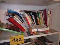 Lot 182 - boekenkast met inhoud - afbeelding 3 van  6