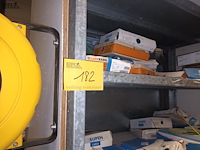 Lot 182 - grijs metalen magazijnrek. 2 stuks - afbeelding 1 van  3