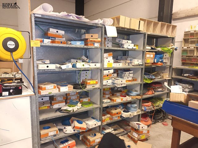 Lot 182 - grijs metalen magazijnrek. 2 stuks - afbeelding 2 van  3