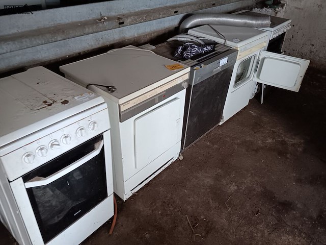 Lot 182 - lot witgoed - afbeelding 1 van  7