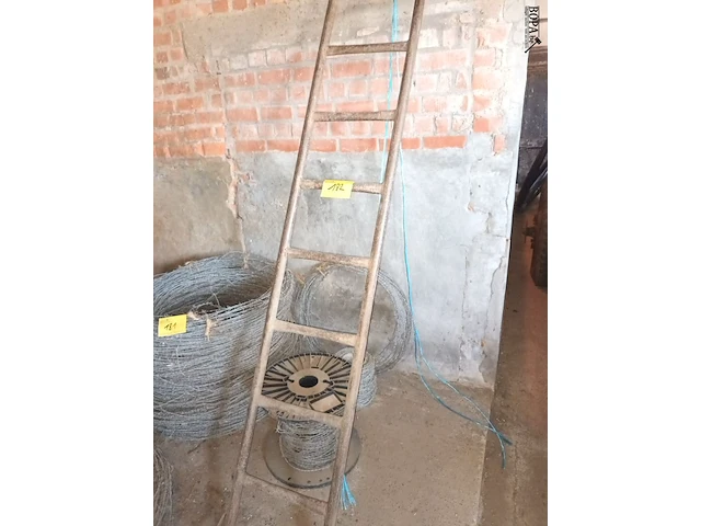 Lot 182 - metalen ladder - afbeelding 1 van  3