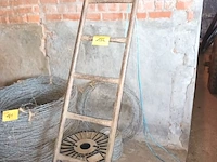 Lot 182 - metalen ladder - afbeelding 1 van  3