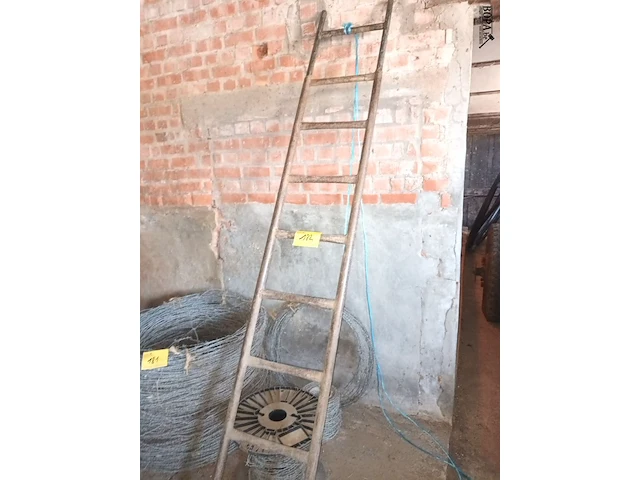 Lot 182 - metalen ladder - afbeelding 2 van  3