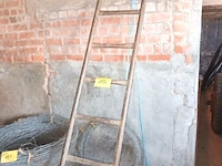 Lot 182 - metalen ladder - afbeelding 2 van  3