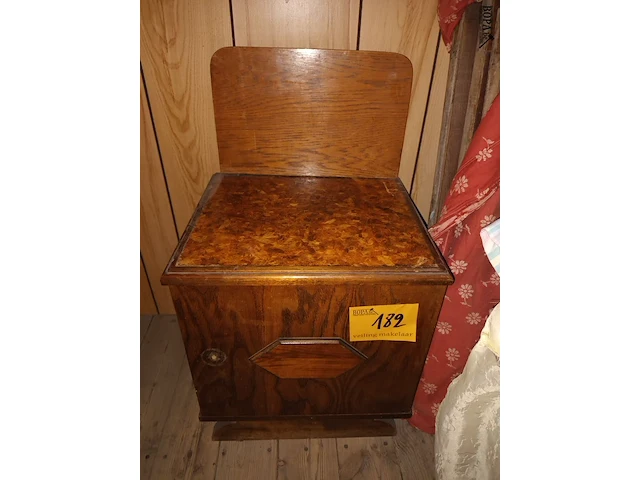 Lot 182 - nachtkastje. 2 stuks - afbeelding 1 van  3